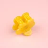 Mini pince à cheveux jaune bouton d'or translucide en forme de fleur