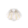 Mini pince à cheveux Coquille St Jacques blanche nacrée avec lignes dorées et perle artificielle.