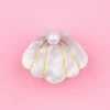 Mini pince à cheveux forme coquille Saint-Jacques nacrée avec lignes dorées et perle blanche