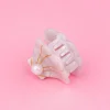 Mini pince à cheveux nacrée forme coquille Saint-Jacques avec perle et fil doré