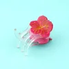 Mini pince à cheveux transparente avec fleur hibiscus rose et détails dorés