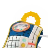 Mini radio d'activités en tissu bleu, blanc, jaune avec perles multicolores et anneau texturé jaune.