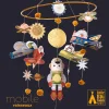 Mobile papier Vaisseaux Djeco avec planètes, étoiles, astronaute et avions colorés.