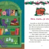 Étagère verte avec peluches colorées, livres, photos, texte de conte de Noël Casse-noisette.