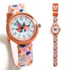 Montre fleur Ticlock Djeco orange, cadran blanc fleurs roses et bleues, bracelet tissu fleuri rose et orange.