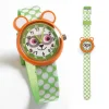 Montre enfant Ticlock avec visage raton laveur, boîtier orange et bracelet vert à pois blancs.