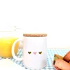 Mug blanc Pop Maman Love avec couvercle en liège et motifs cœurs roses et dorés.