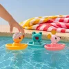 Nina la souris rose bateau flottant avec autres animaux jaune et vert dans piscine.
