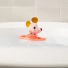 Nina la souris rose avec oreilles jaunes sur bateau flottant orange dans baignoire blanche.