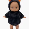 Poupée Noah Minikane en tenue noire chat avec oreilles orange en peluche.