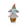 Peluche Pablo l'éléphant bleu Les Minouchkas, chemise blanche à motifs, pantalon marron, chapeau à carreaux.