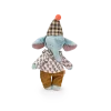 Peluche Pablo l'éléphant bleu Les Minouchkas, chemise blanche à motifs, pantalon marron, chapeau à carreaux.