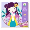Petite fille japonaise illustrée avec kimono violet pailleté et chat blanc, Djeco.