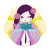 Fille stylisée aux cheveux violets, kimono rose à paillettes bleues, fleurs et strass rouges et bleus