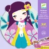 Fille japonaise dessinée avec kimono pailleté, tenant chat blanc, décor strass colorés.