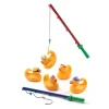 Canards jaunes avec accessoires colorés et cannes à pêche Djeco en plastique.