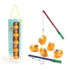 Six canards jaunes avec accessoires colorés et deux cannes à pêche en plastique, jeu Pêche aux canards Djeco.