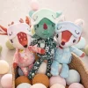 Peluche Joe le dragon verte avec pyjama imprimé et masque de nuit vert pâle