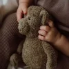 Peluche lumineuse Lou brun clair en tissu doux tenue par petites mains d'enfant