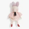 Peluche souris Brume avec cape rose, oreilles pelucheuses, pantalon à motifs, chaussons rouges