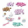 Perles bois Djeco multicolores rondes, carrées et décoratives, avec fil rose.