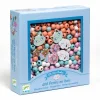 Boîte bleue contenant 400 perles en bois colorées et breloques Djeco arc-en-ciel