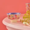 Petit bol mélamine Rouge avec fleurs suédoises colorées, intérieur violet brillant.