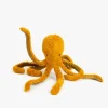 Petit poulpe en tissu moutarde avec huit tentacules souples, peluche Moulin Roty.