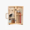 Petite valise en bois avec marteau, scie, règle et outils de bricolage pour enfants.