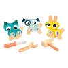 Trois animaux en bois à bricoler, chat turquoise, chien bleu, lapin jaune, outils jouet.