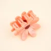 Pince à cheveux Coucou Suzette en plastique rose forme fleur pâle avec centre marron