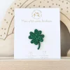 Pin's Trèfle vert à paillettes sur carte blanche Les Petites Hirondelles.