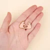 Pin's Amour Blanc Coucou Suzette, mains formant un cœur rose pâle métallisé