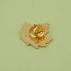 Pin's doré en forme de feuille d'érable avec fermoir papillon arrière.