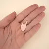 Pin's Peace Blanc Coucou Suzette main rose avec ongles rouge vif signe de paix
