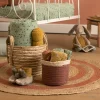 Plaid sauge Trois petits lapins roulé dans panier en osier, chambre enfant douce