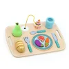 Plateau repas multi-activités en bois Vilac avec fruits, légumes, couverts et dessert colorés.