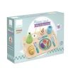 Plateau repas multi-activités en bois Vilac avec couverts turquoise et aliments colorés.