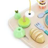 Plateau repas en bois Vilac avec pomme verte, pain découpable et ustensiles colorés.