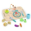 Plateau repas multi-activités en bois Vilac avec couverts, légumes, dessert et gobelet bleu.