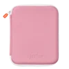 Porte-cartes Yoto rose en tissu, fermé par une fermeture éclair blanche avec tirette orange.