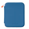 Porte-cartes Yoto bleu en tissu avec fermeture éclair blanche et tirette orange.