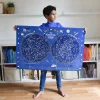 Poster bleu Carte du ciel phosphorescente Poppik avec constellations blanches détaillées