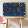 Poster carte du ciel avec constellations phosphorescentes, illustrations planètes et objets célestes.