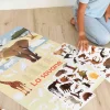 Poster à stickers La savane Poppik avec éléphant, girafe et animaux colorés sur sol clair