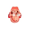 Poupée Bébé Lena en tissu avec motifs rouges, couffin corail et doudou blanc.