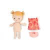 Poupée Bébé Lena en tissu beige, cheveux orange, robe et couche détachables rouges.