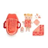 Poupée Bébé Lena en tissu corail avec couffin, biberon, doudou licorne et couverture assortie.