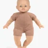Poupée Maé Babies 28 cm Minikane, corps en tissu marron, tête et membres en vinyle beige.