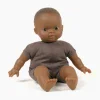 Poupée Oscar Babies peau foncée assise en tissu marron, 28 cm Minikane
